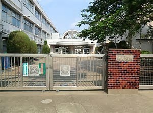 ディナ・スカーラ経堂南　世田谷区立松丘小学校（小学校）／494m　