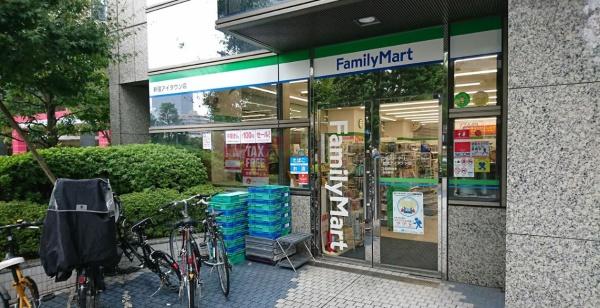 　ファミリーマート新宿アイタウン店（コンビニ）／213m　